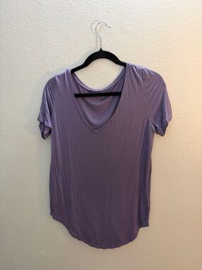 Mudd Purple V-Neck T-Shirt Size L